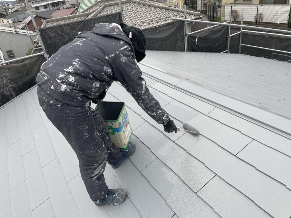 屋根塗装のローラー作業