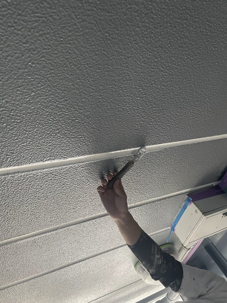 外壁塗装の刷毛入れ作業