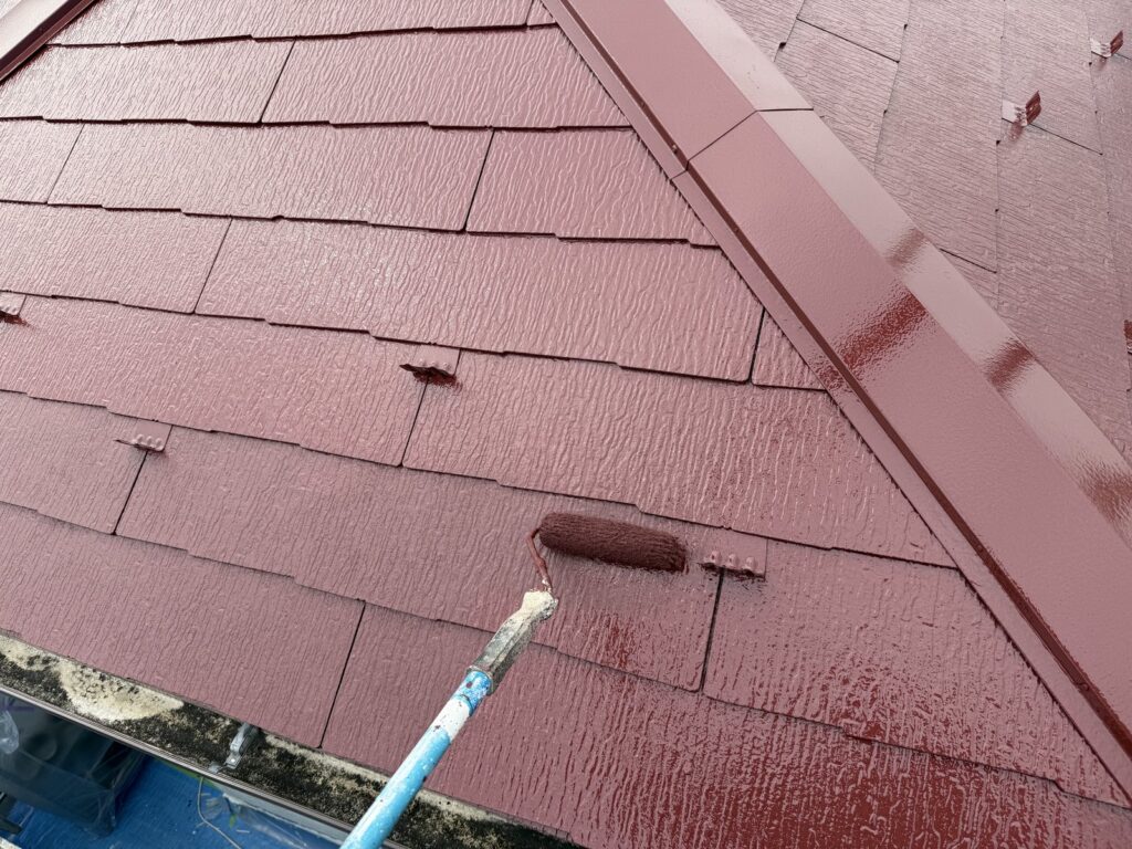 屋根の下塗り作業